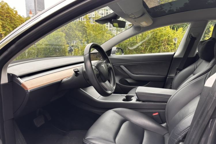 Used Tesla Model 3 2019 Long-Range Rear-Wheel-Drive Version Interior 4