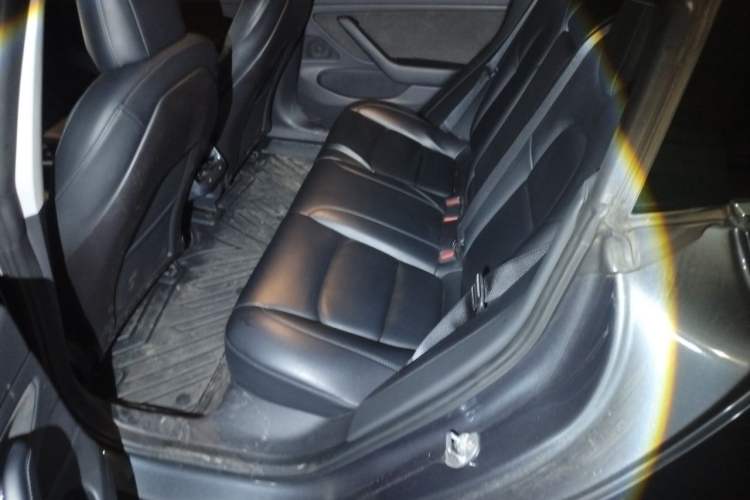 Used Tesla Model 3 2019 Long-Range All-Wheel-Drive Version Interior 4