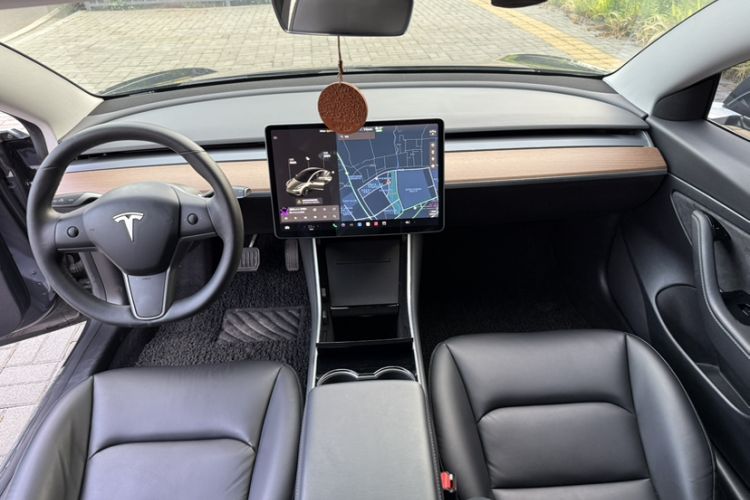 Used Tesla Model 3 2019 Standard Range Rear-Drive Upgraded Version Interior 4