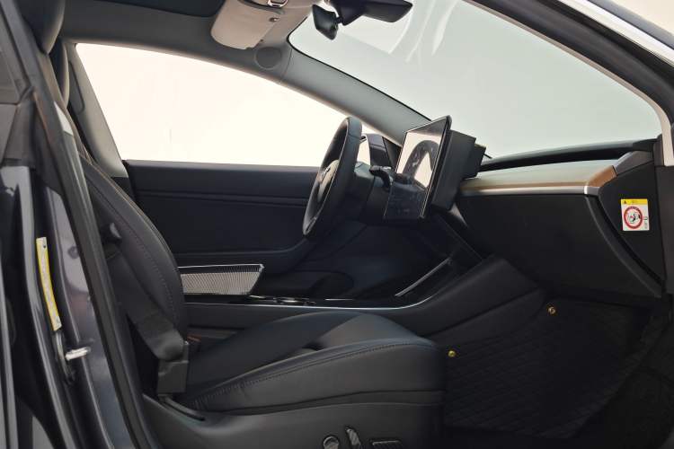 Used Tesla Model 3 2019 Long-Range All-Wheel-Drive Version Interior 5