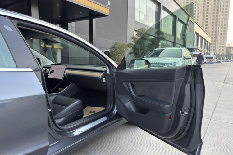Used Tesla Model 3 2019 Long-Range Rear-Wheel-Drive Version Interior 5