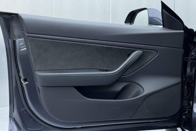 Used Tesla Model 3 2019 Long-Range All-Wheel-Drive Version Interior 8