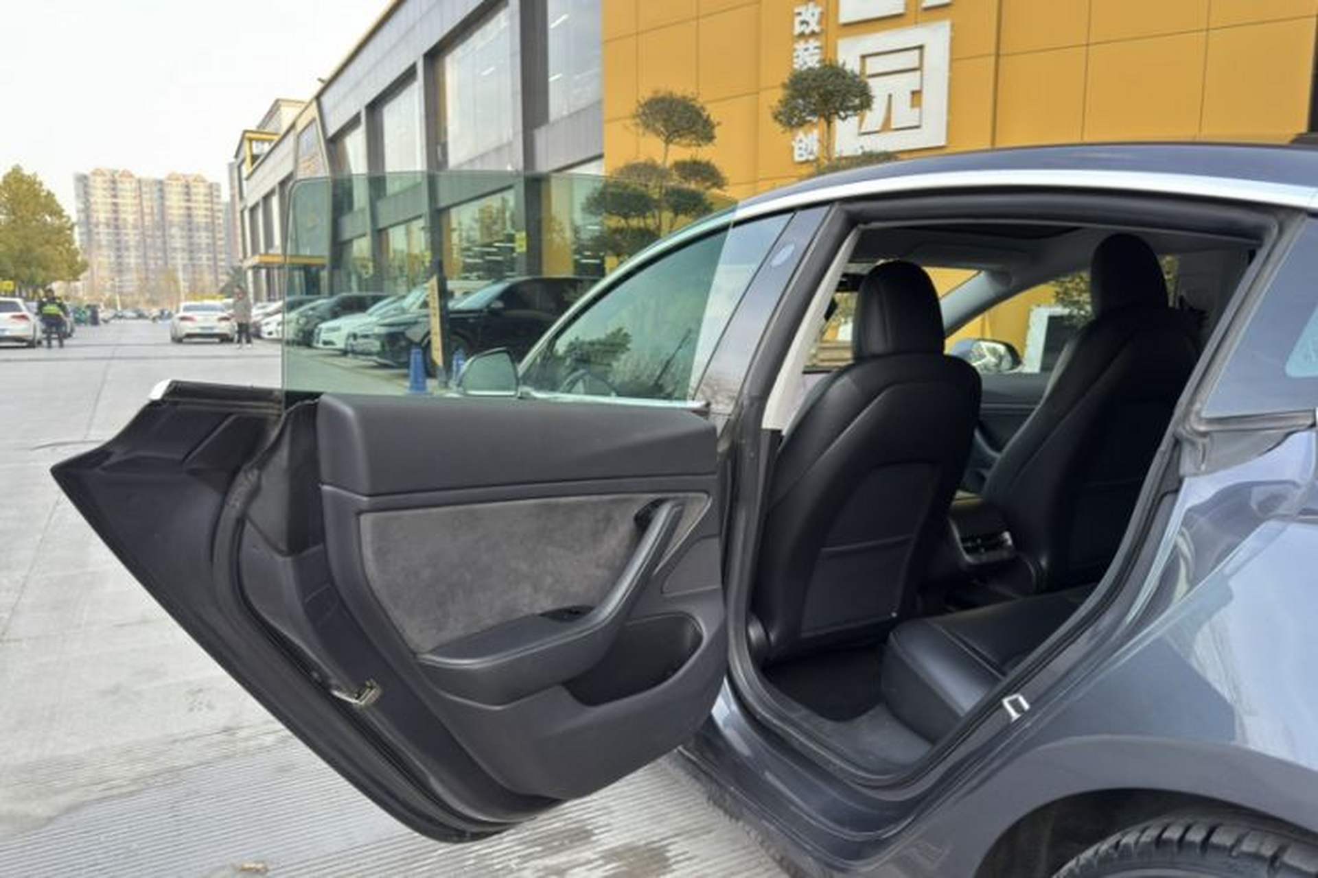 Used Tesla Model 3 2019 Long-Range Rear-Wheel-Drive Version Interior 9