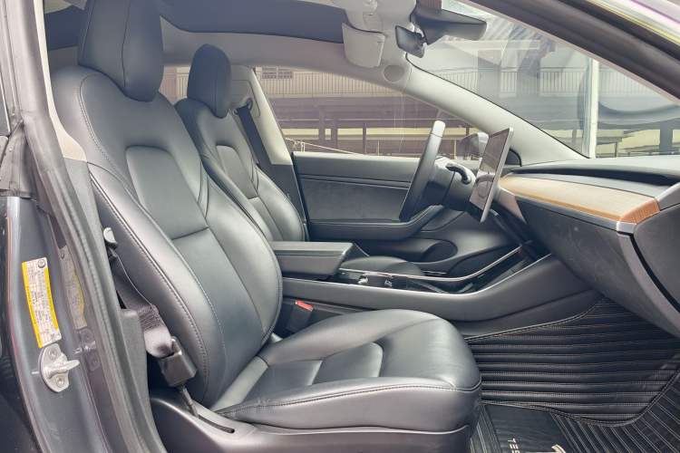 Used Tesla Model 3 2019 Long-Range All-Wheel-Drive Version Interior 9