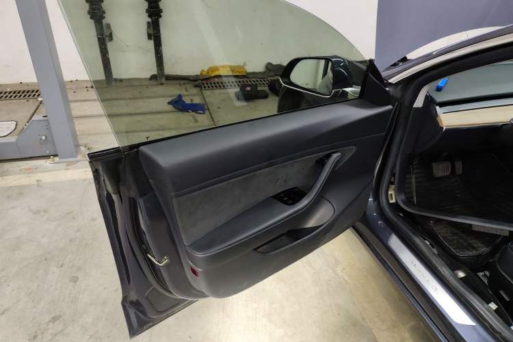 Used Tesla Model 3 2019 Long-Range Rear-Wheel-Drive Version Left Front Door Interior