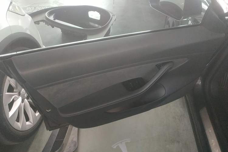 Used Tesla Model 3 2019 Long-Range Rear-Wheel-Drive Version Left Front Door Interior
