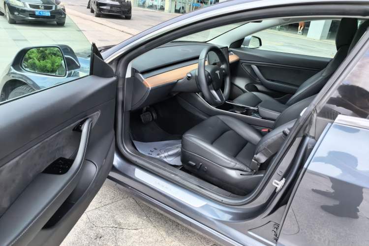 Used Tesla Model 3 2019 Long-Range All-Wheel-Drive Version Left Front Seat