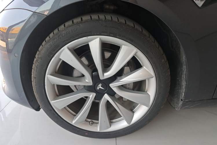 Used Tesla Model 3 2019 Long-Range All-Wheel-Drive Version Left Front Wheel Hub