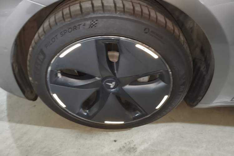 Used Tesla Model 3 2019 Long-Range All-Wheel-Drive Version Left Front Wheel Hub