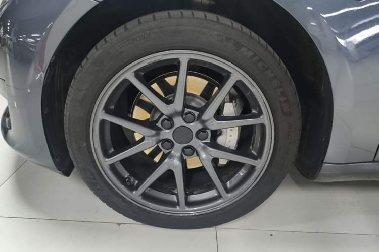 Used Tesla Model 3 2019 Standard Range Rear-Wheel Drive Upgraded Version (52 kWh) Left Front Wheel Hub