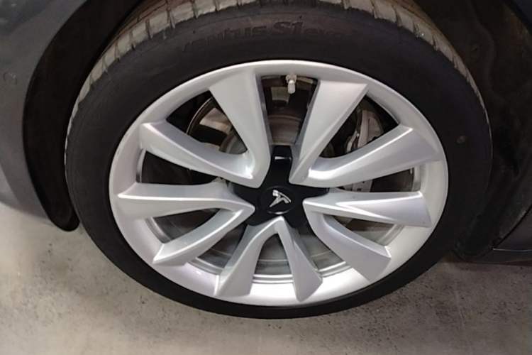 Used Tesla Model 3 2019 Standard Range Rear-Drive Upgraded Version Left Front Wheel Hub
