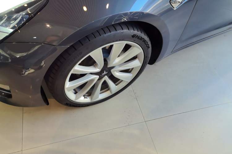 Used Tesla Model 3 2019 Long-Range All-Wheel-Drive Version Left Front Wheel Hub