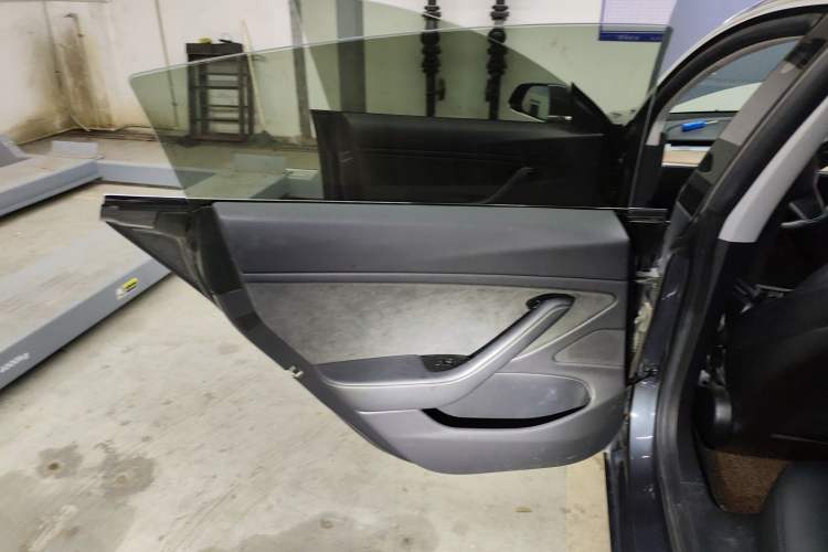 Used Tesla Model 3 2019 Long-Range Rear-Wheel-Drive Version Left Rear Door Interior