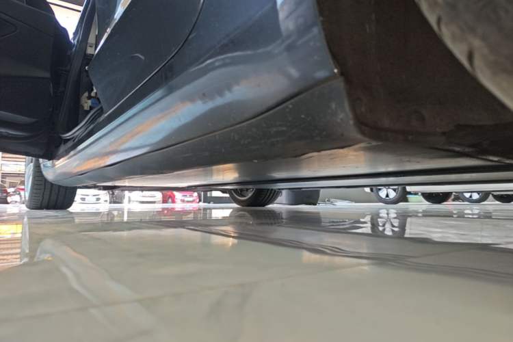 Used Tesla Model 3 2019 Long-Range All-Wheel-Drive Version Left Side Sill