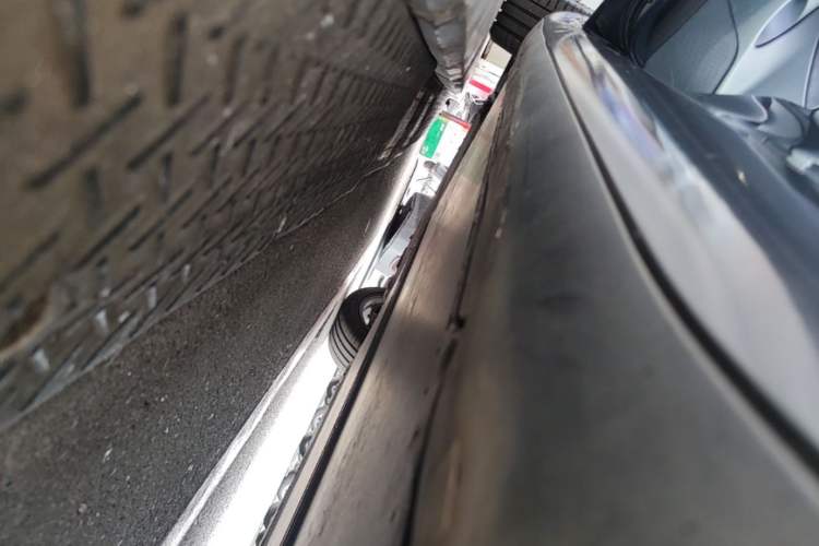 Used Tesla Model 3 2019 Long-Range All-Wheel-Drive Version Left Side Sill