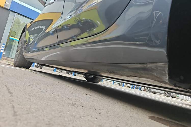 Used Tesla Model 3 2019 Long-Range All-Wheel-Drive Version Left Side Sill