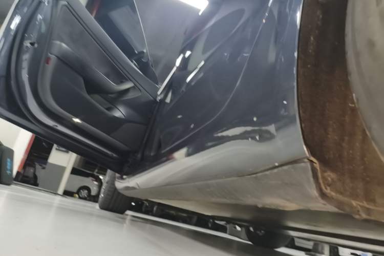 Used Tesla Model 3 2019 Standard Range Rear-Wheel Drive Upgraded Version (52 kWh) Left Side Sill
