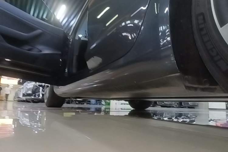 Used Tesla Model 3 2019 Standard Range Rear-Drive Upgraded Version Left Side Sill