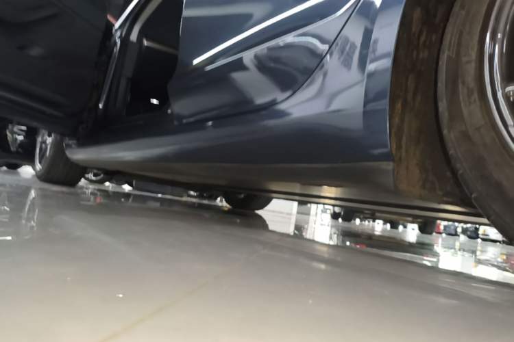 Used Tesla Model 3 2019 Long-Range All-Wheel-Drive Version Left Side Sill
