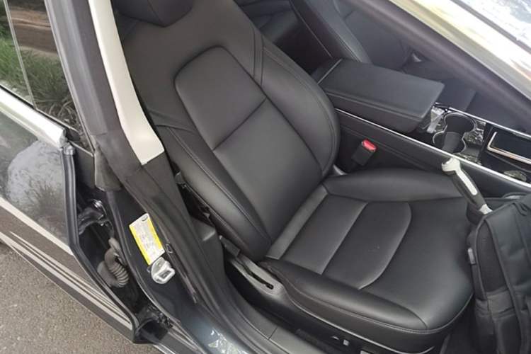 Used Tesla Model 3 2019 Long-Range Rear-Wheel-Drive Version Right Front Seat