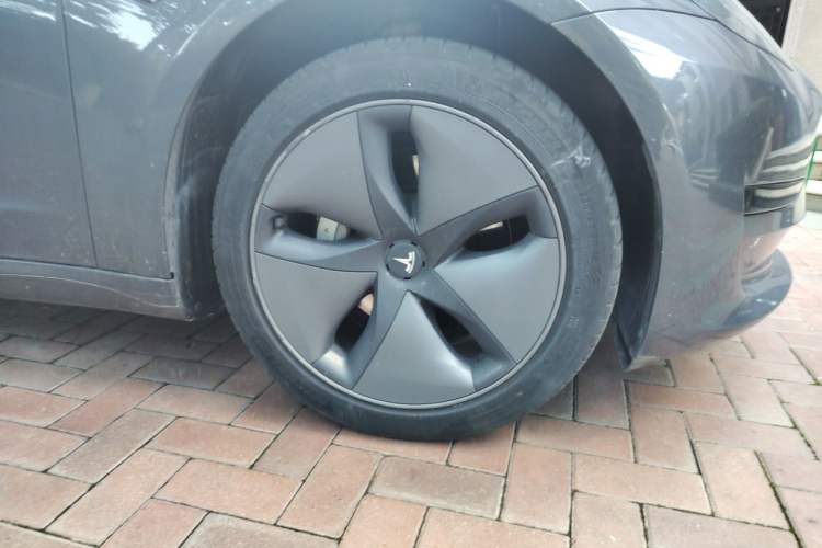 Used Tesla Model 3 2019 Standard Range Rear-Wheel Drive Upgraded Version (60 kWh) Right Front Wheel Hub