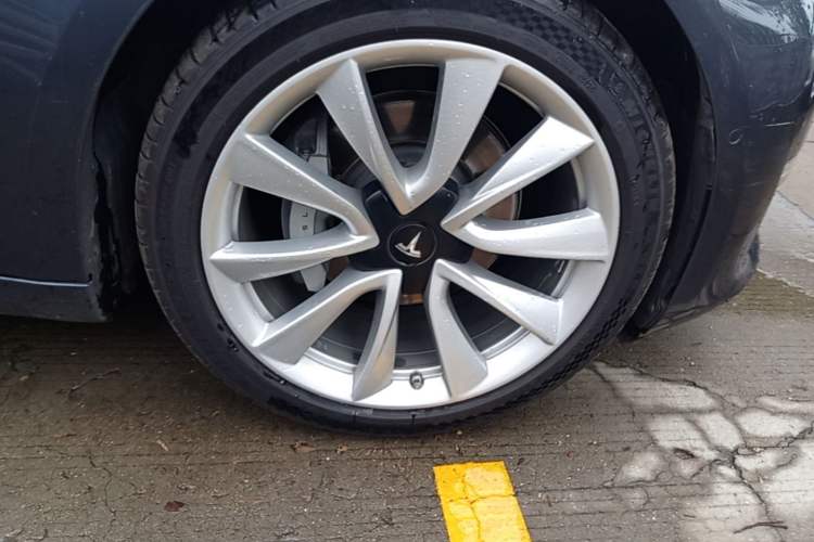 Used Tesla Model 3 2019 Long-Range Rear-Wheel-Drive Version Right Front Wheel Hub