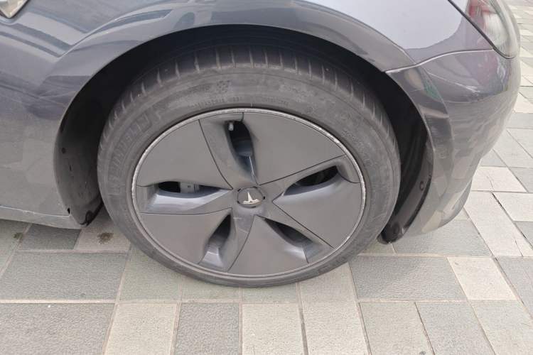 Used Tesla Model 3 2019 Long-Range All-Wheel-Drive Version Right Front Wheel Hub