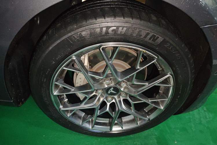 Used Tesla Model 3 2019 Long-Range Rear-Wheel-Drive Version Right Front Wheel Hub
