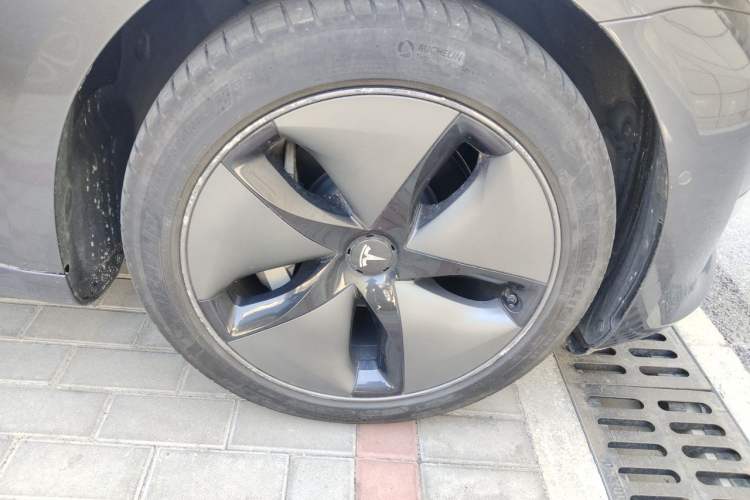 Used Tesla Model 3 2019 Long-Range Rear-Wheel-Drive Version Right Front Wheel Hub