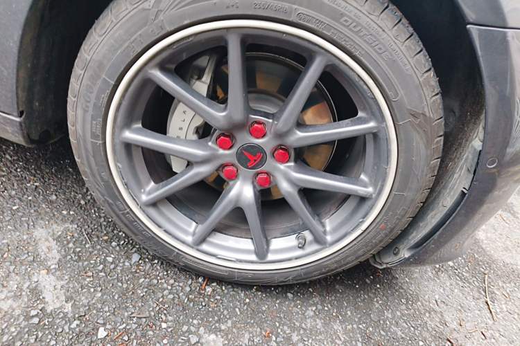 Used Tesla Model 3 2019 Long-Range All-Wheel-Drive Version Right Front Wheel Hub