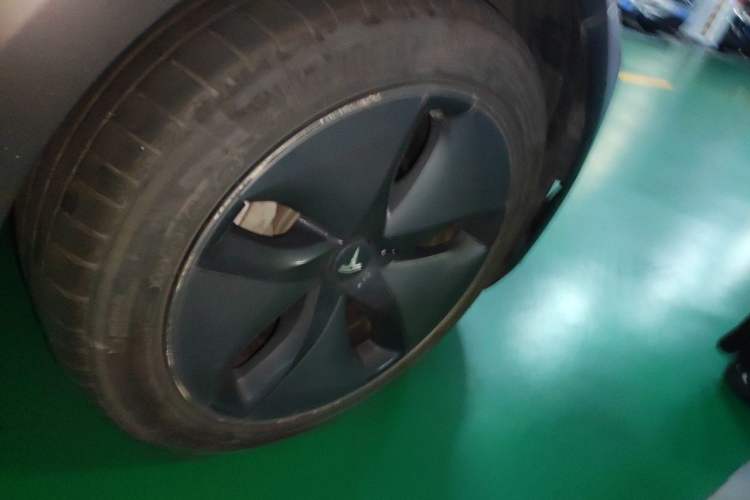 Used Tesla Model 3 2019 Long-Range All-Wheel-Drive Version Right Front Wheel Hub