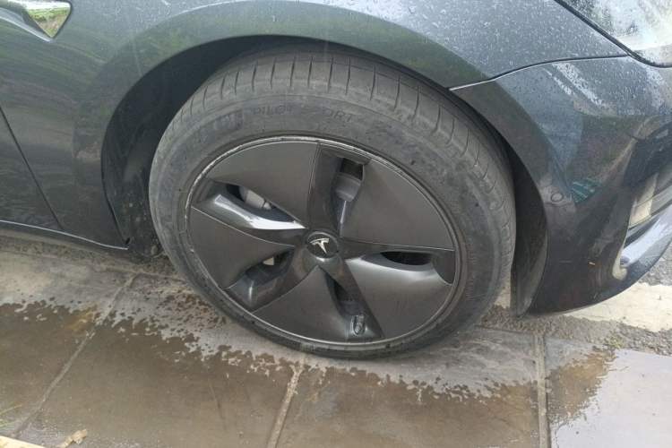 Used Tesla Model 3 2019 Long-Range Rear-Wheel-Drive Version Right Front Wheel Hub