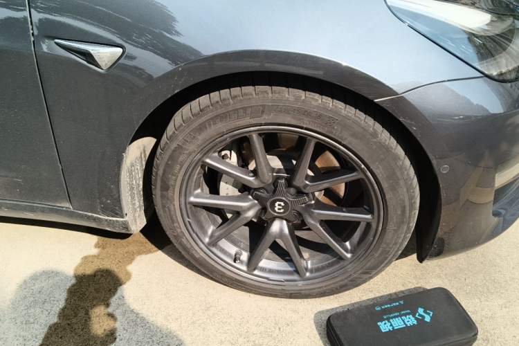 Used Tesla Model 3 2019 Long-Range All-Wheel-Drive Version Right Front Wheel Hub