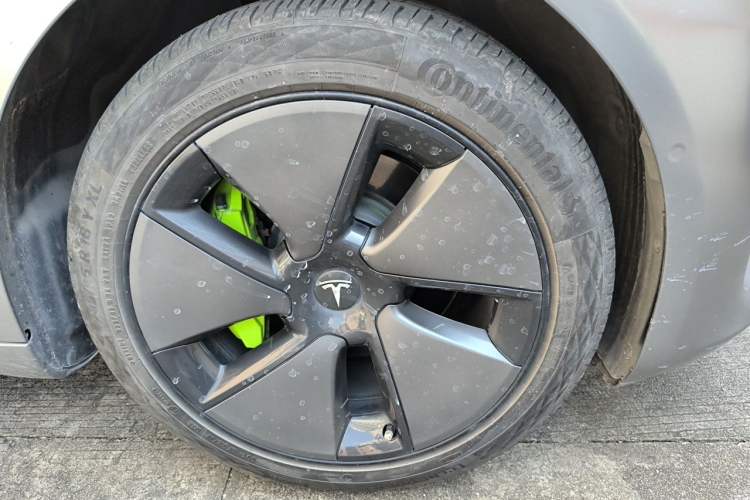 Used Tesla Model 3 2019 Long-Range Rear-Wheel-Drive Version Right Front Wheel Hub