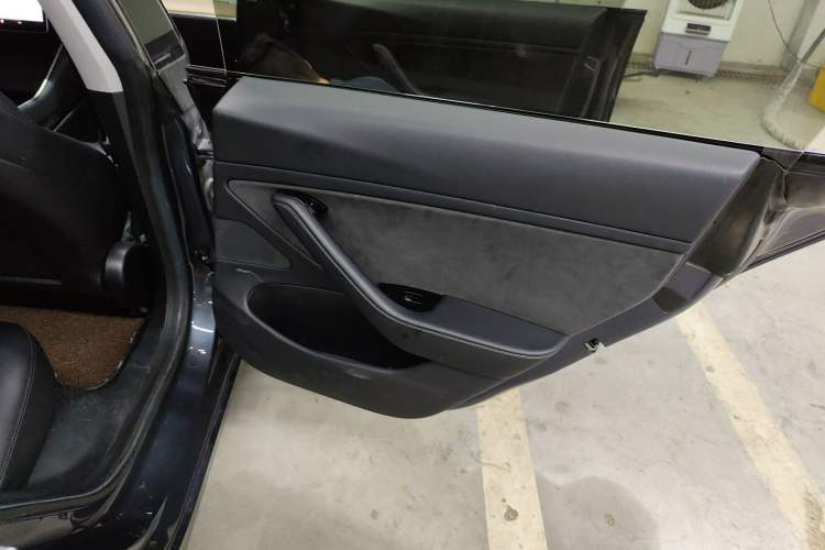 Used Tesla Model 3 2019 Long-Range Rear-Wheel-Drive Version Right Rear Door Interior