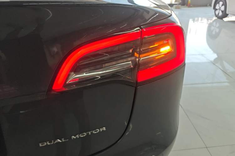 Used Tesla Model 3 2019 Long-Range All-Wheel-Drive Version Right Rear Taillight