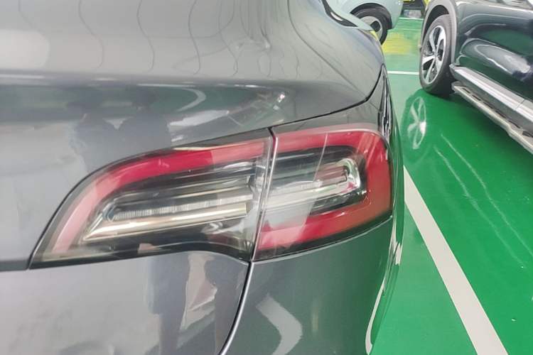 Used Tesla Model 3 2019 Long-Range All-Wheel-Drive Version Right Rear Taillight