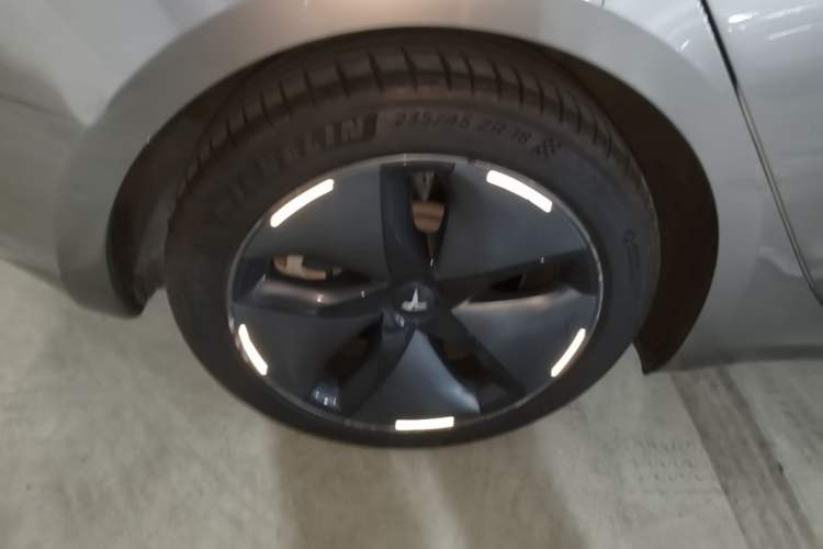 Used Tesla Model 3 2019 Long-Range All-Wheel-Drive Version Right Rear Wheel Hub