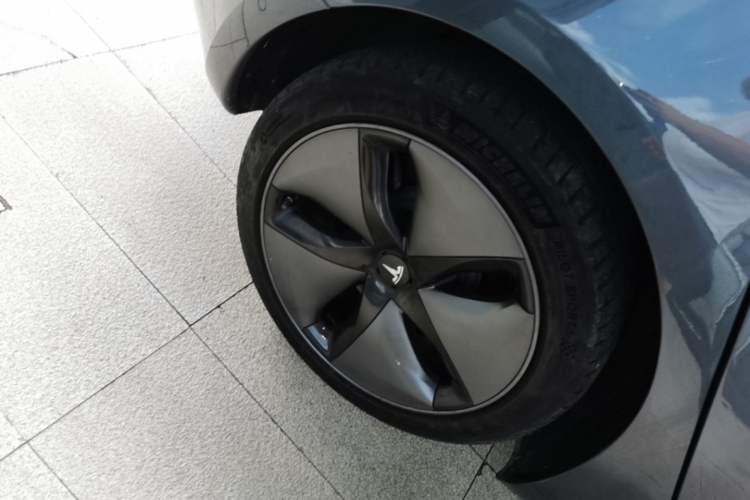 Used Tesla Model 3 2019 Long-Range All-Wheel-Drive Version Right Rear Wheel Hub