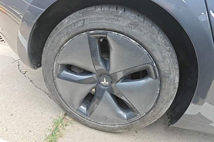 Used Tesla Model 3 2019 Long-Range All-Wheel-Drive Version Right Rear Wheel Hub