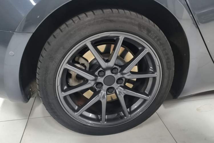 Used Tesla Model 3 2019 Standard Range Rear-Wheel Drive Upgraded Version (52 kWh) Right Rear Wheel Hub