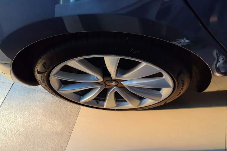 Used Tesla Model 3 2019 Long-Range All-Wheel-Drive Version Right Rear Wheel Hub