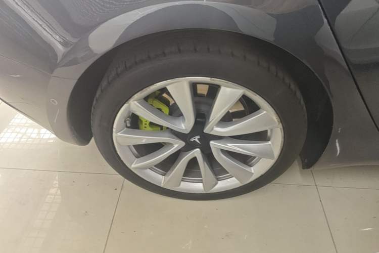 Used Tesla Model 3 2019 Long-Range All-Wheel-Drive Version Right Rear Wheel Hub