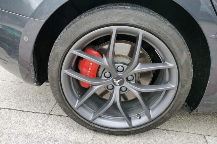 Used Tesla Model 3 2019 Performance High-Performance All-Wheel-Drive Version Right Rear Wheel Hub