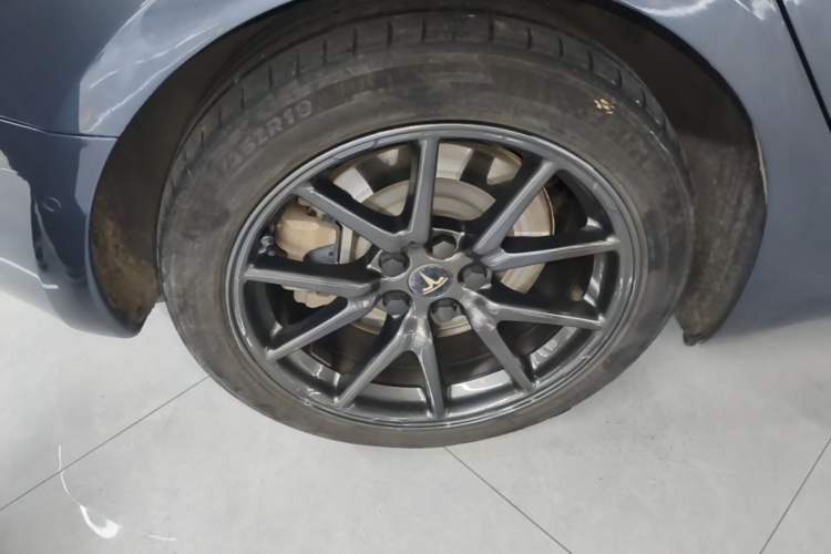 Used Tesla Model 3 2019 Long-Range All-Wheel-Drive Version Right Rear Wheel Hub