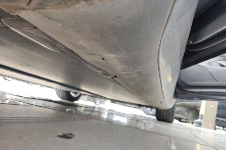 Used Tesla Model 3 2019 Long-Range Rear-Wheel-Drive Version Right Side Sill