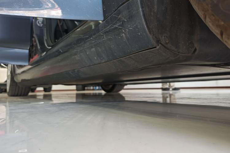 Used Tesla Model 3 2019 Long-Range All-Wheel-Drive Version Right Side Sill