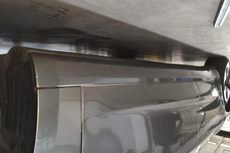 Used Tesla Model 3 2019 Long-Range All-Wheel-Drive Version Right Side Sill