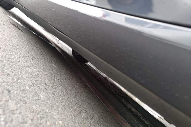 Used Tesla Model 3 2019 Long-Range All-Wheel-Drive Version Right Side Sill