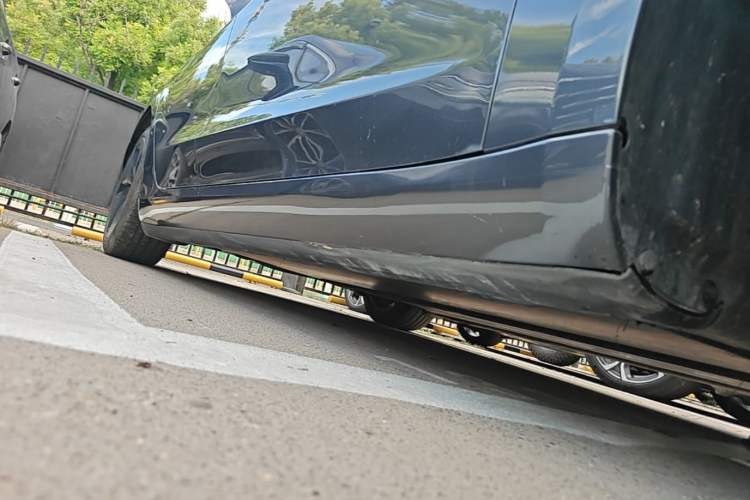 Used Tesla Model 3 2019 Long-Range All-Wheel-Drive Version Right Side Sill